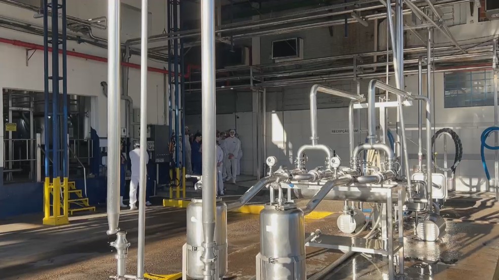 MP faz operação contra adulteração de leite no RS — Foto: RBS TV/Reprodução