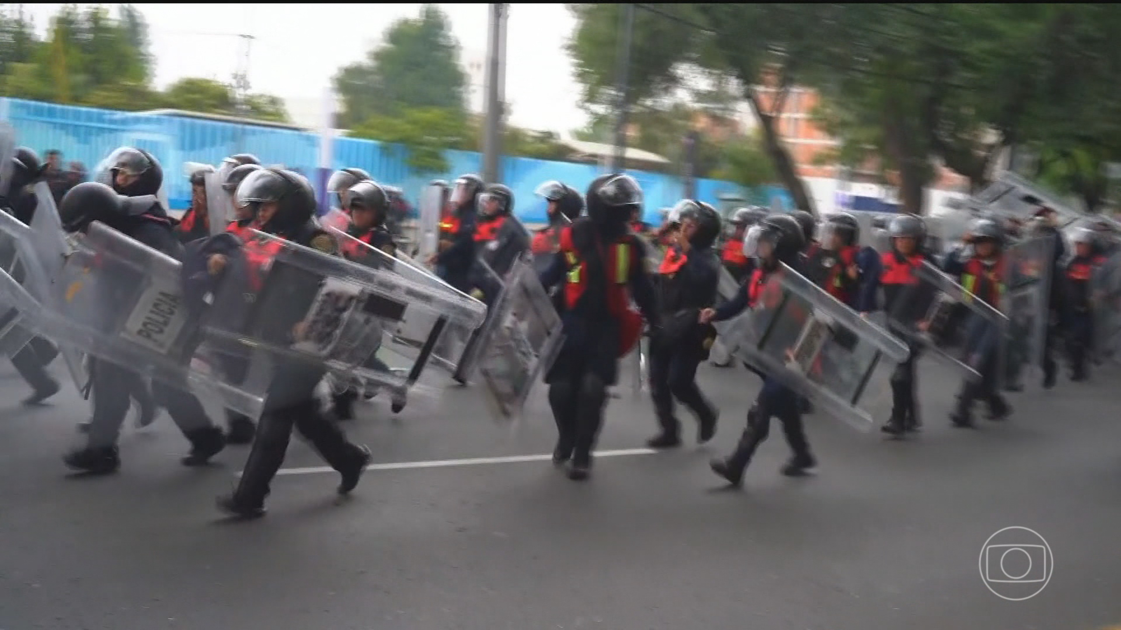 Nos arredores do Estádio Azteca, manifestantes ent