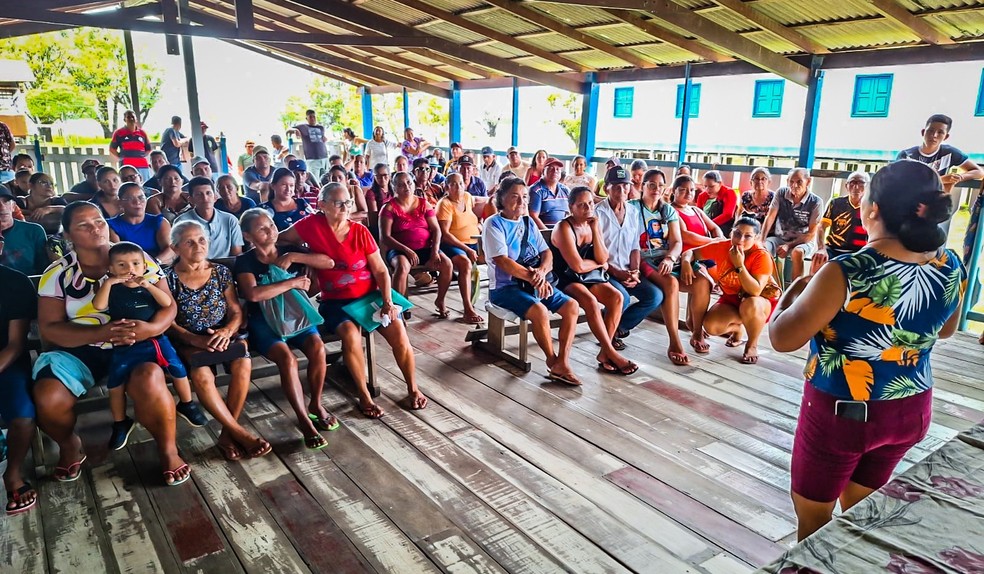 Agricultores do PAE Costa Fronteira reunidos para assinatura de contratos de crédito rural — Foto: Ascom PMO / Divulgação