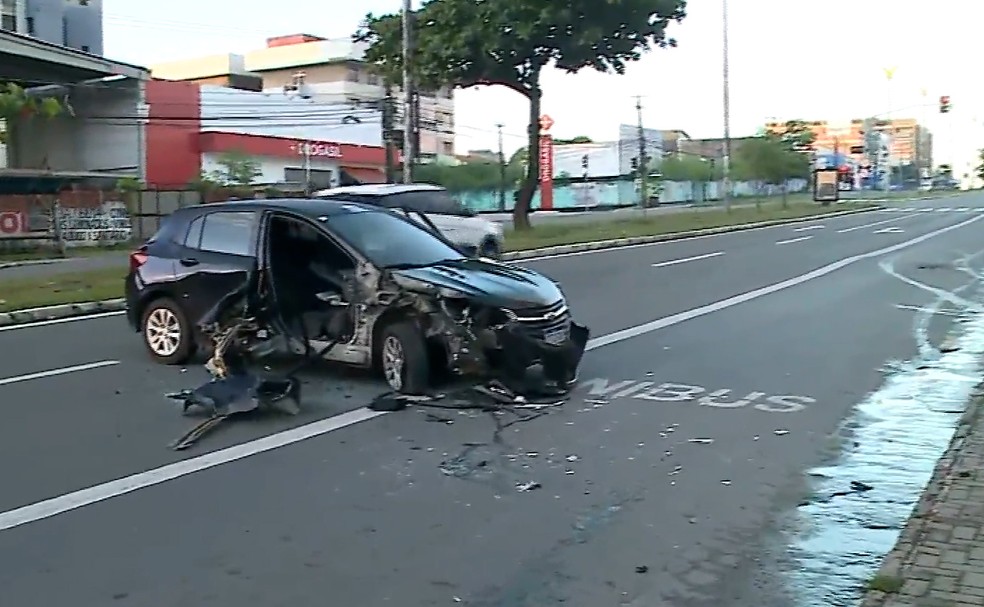 Carro ficou completamente destruído após acidente em São Luís — Foto: Reprodução/TV Mirante