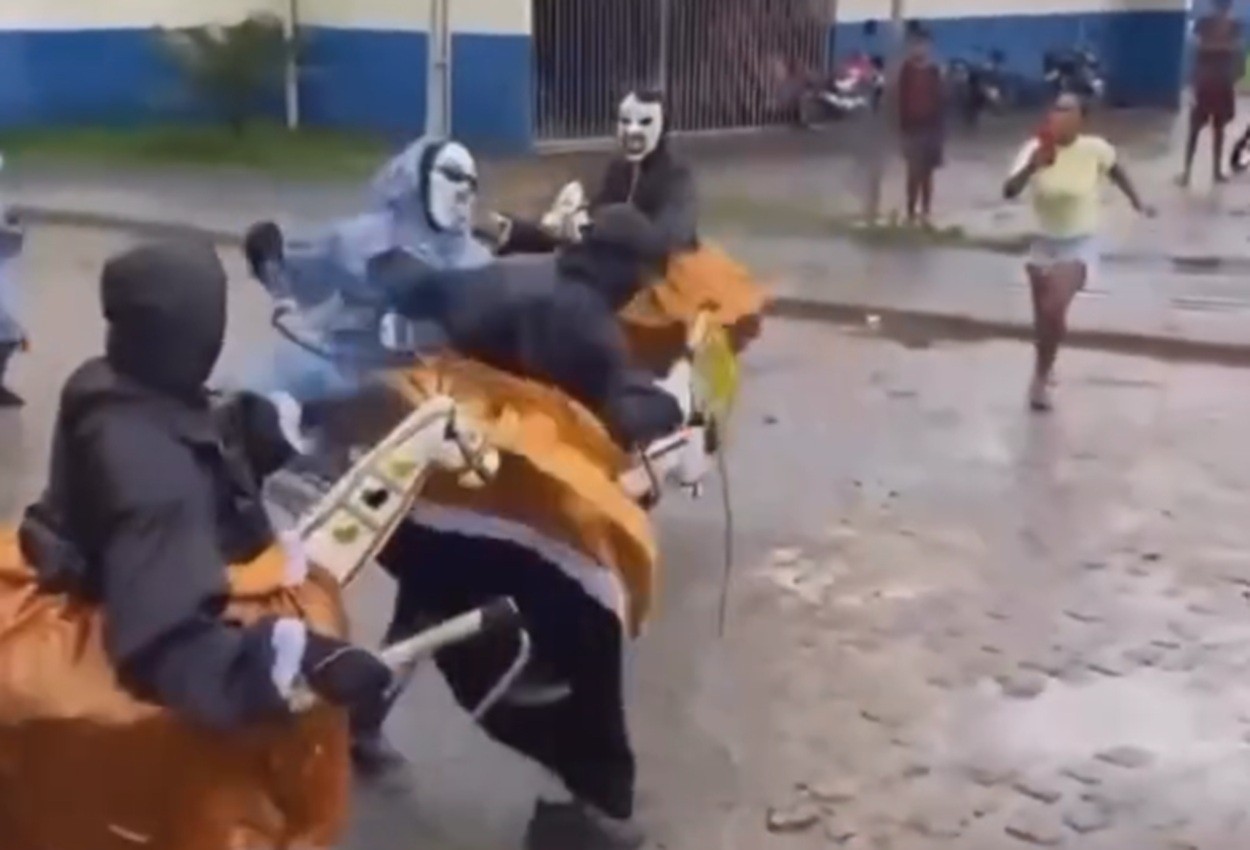 Briga de 'burrinhas' acaba em confusão com troca de socos e chicotadas em desfile de carnaval; VÍDEO