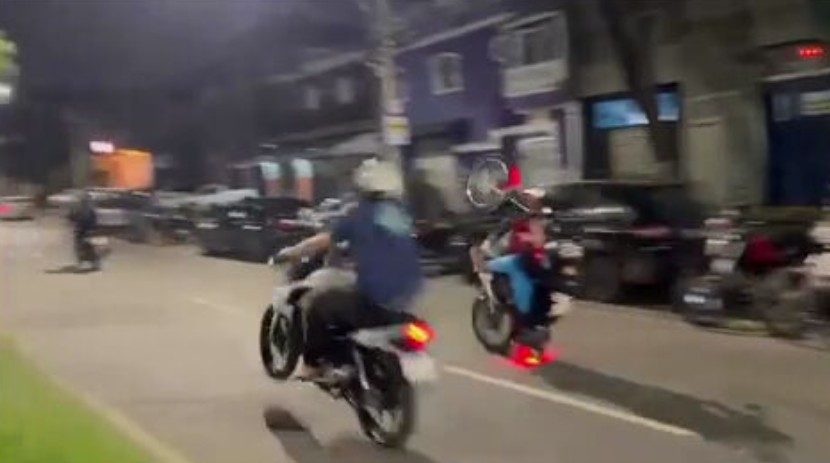 Motociclistas são flagrados fazendo manobras perigosas em BH; VÍDEO