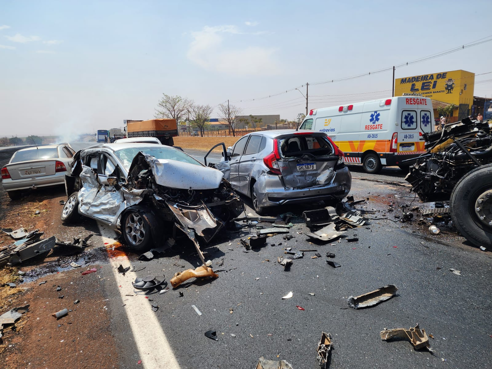 Veículos envolvidos em acidente na Rodovia Anhanguera (SP-330) em São Joaquim da Barra, SP, neste  domingo (15) — Foto: Redes sociais