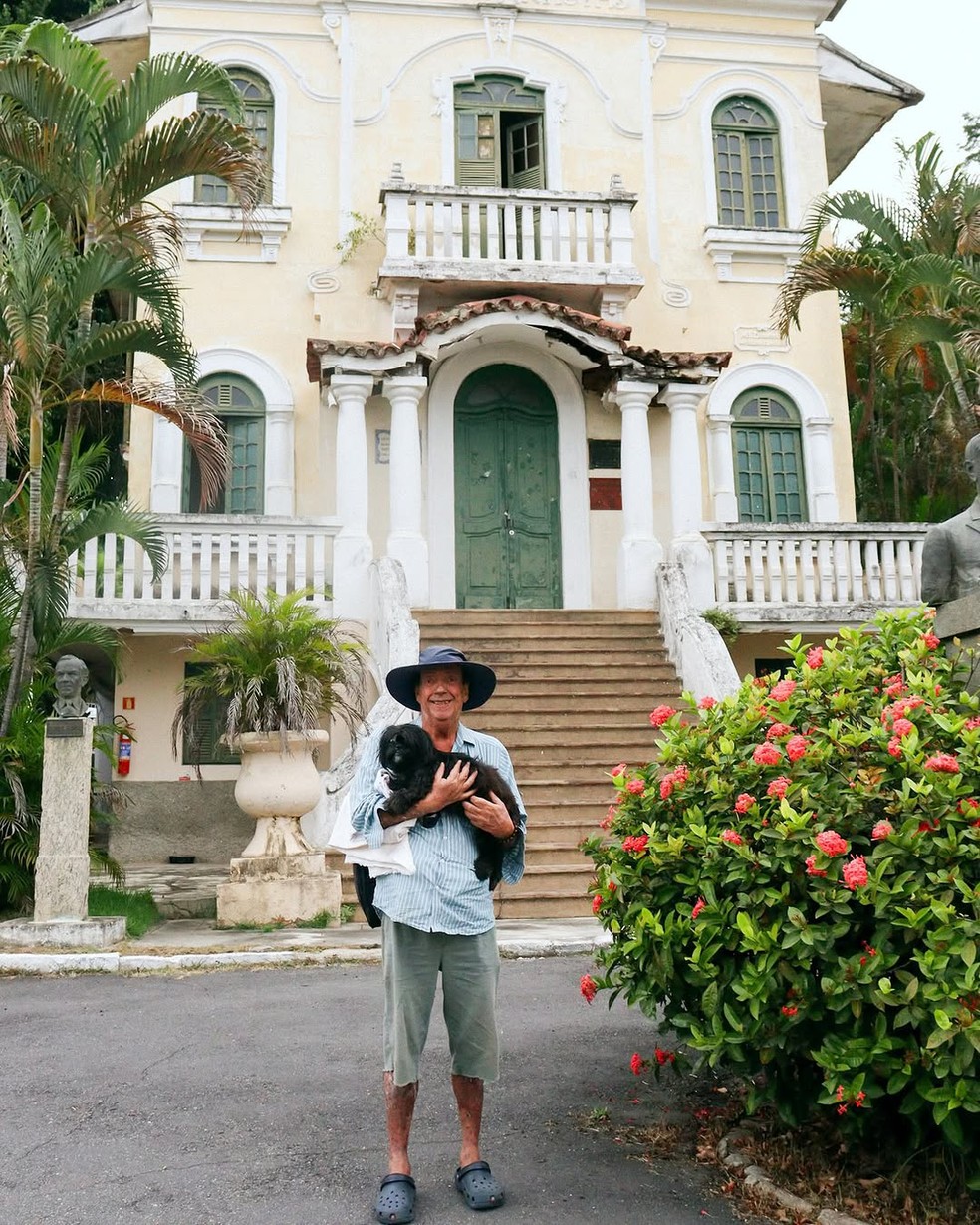 Ator Marcos Oliveira diante da sede do Retiro dos Artistas, na Zona Oeste do Rio — Foto: Divulgação/ Retiro dos Artistas