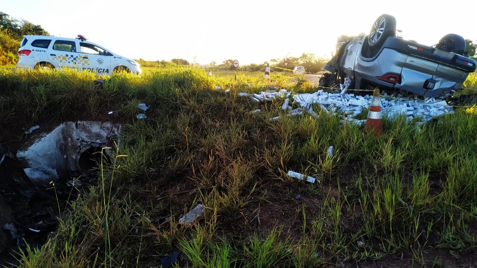 Homem morreu carbonizado após capotar com veículo na Rodovia Assis Chateaubriand (SP-425), em Pirapozinho (SP) — Foto: Polícia Rodoviária 