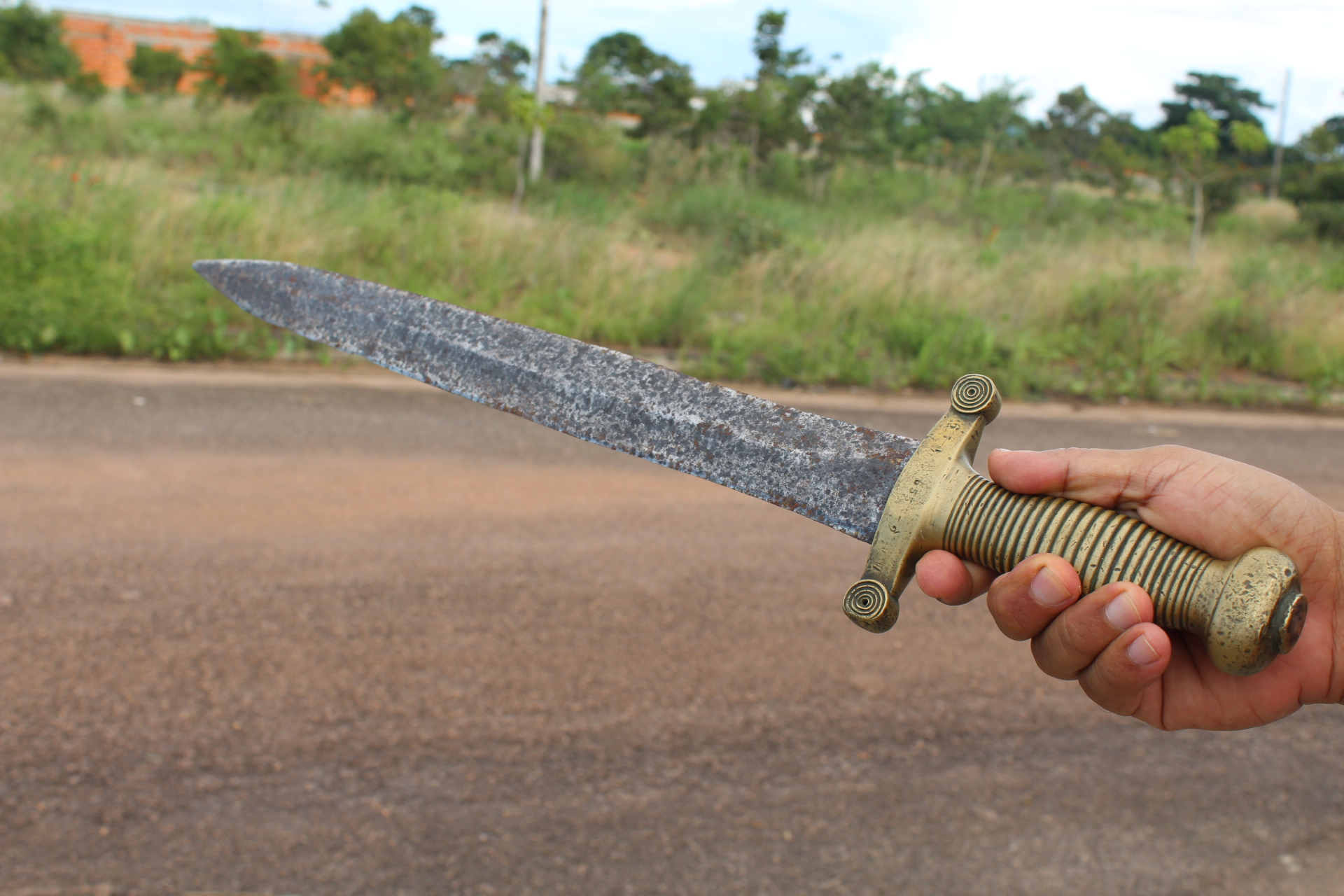 Espada francesa do século 19 é encontrada por amigos durante banho no rio Calçoene, no Amapá