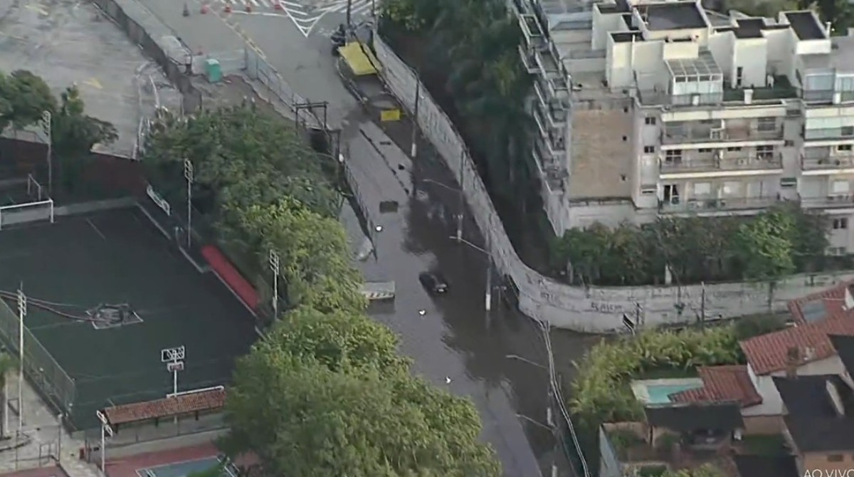 Um dia após chuva forte, cidade de SP ainda tem alagamentos e lixo nas ruas; Morumbi amanheceu com carro submerso