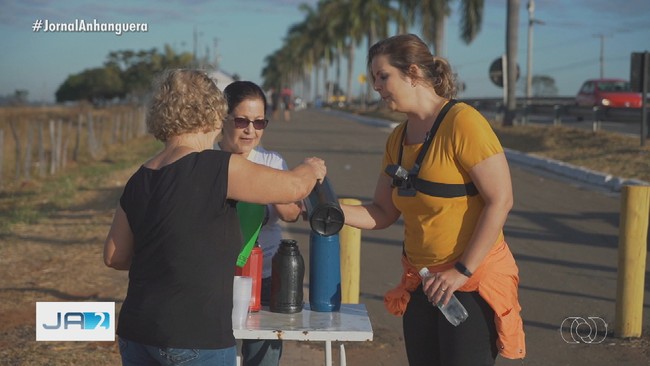 Equipe da TV Anhanguera faz caminhada rumo a Trindade
