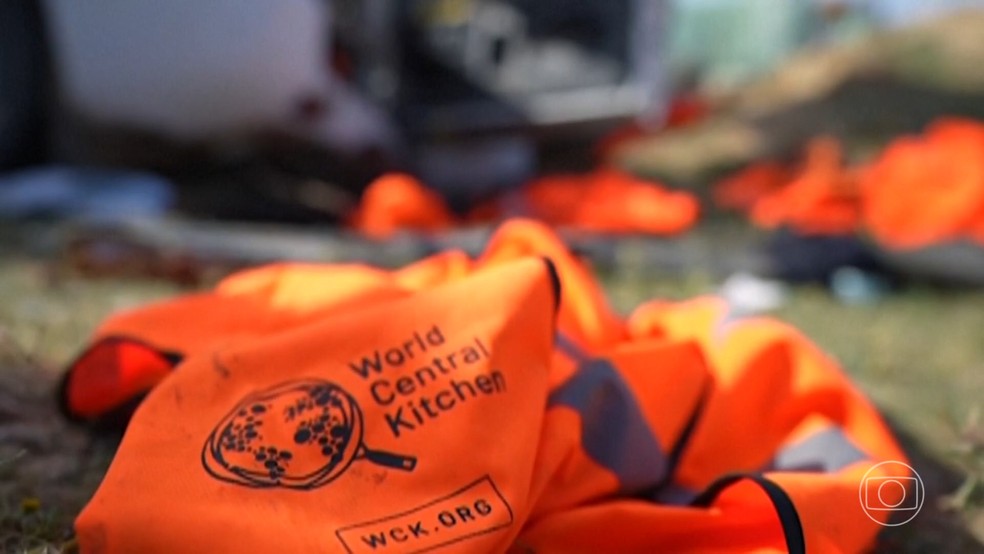 Coletes da World Central Kitchen que os sete funcionários da ONG vestiam quando foram alvejados pelas Forças Armadas de Israel, na Faixa de Gaza, em 1º de abril de 2024.  — Foto: Jornal Nacional/Reprodução