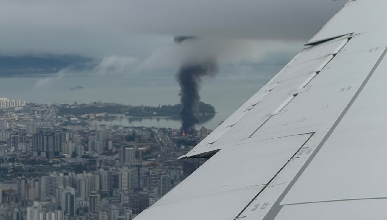 VÍDEO: passageira flagra de avião incêndio em galpão de autopeças em São José, na Grande Florianópolis