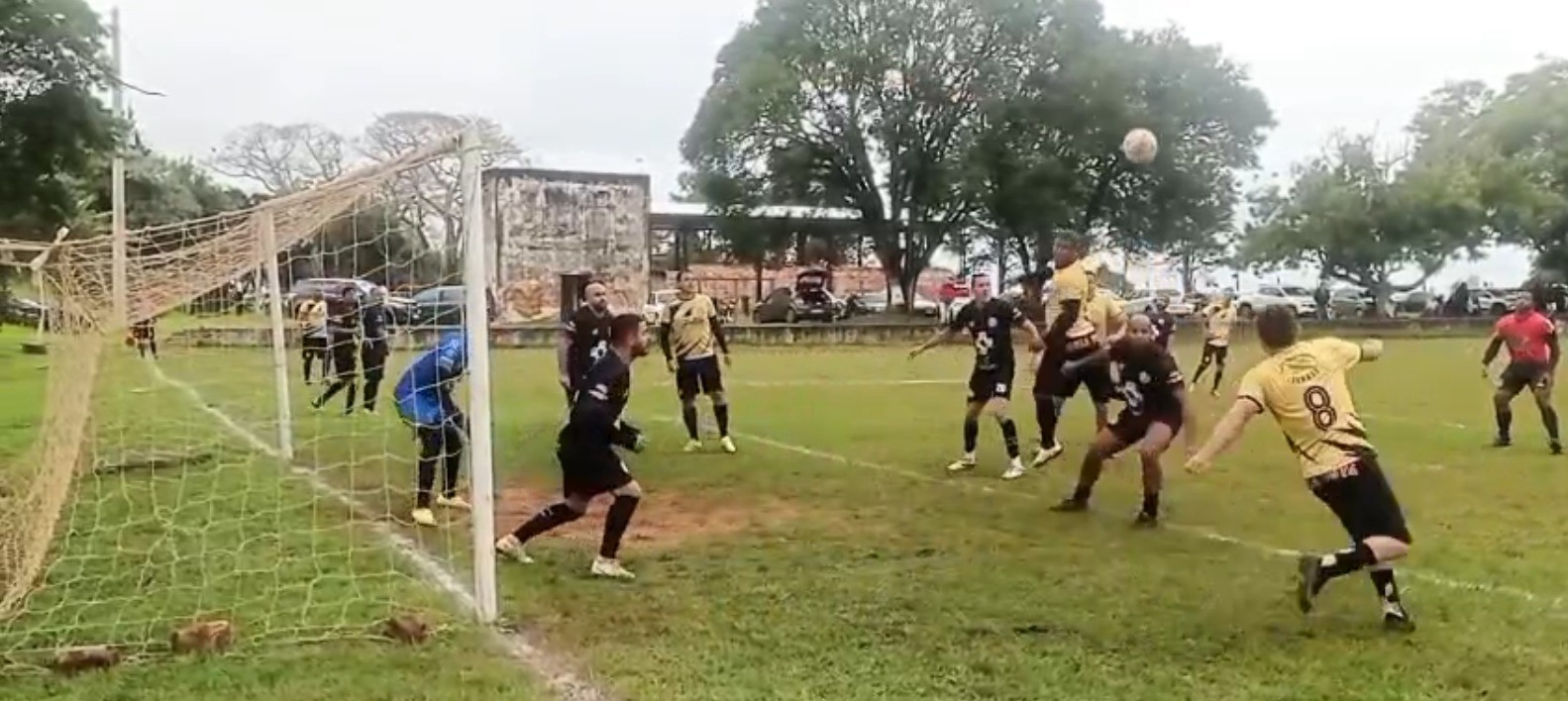Vídeo: jogador faz gol de voleio e ajuda time a conquistar virada em campeonato de várzea: 'Paixão desde criança'