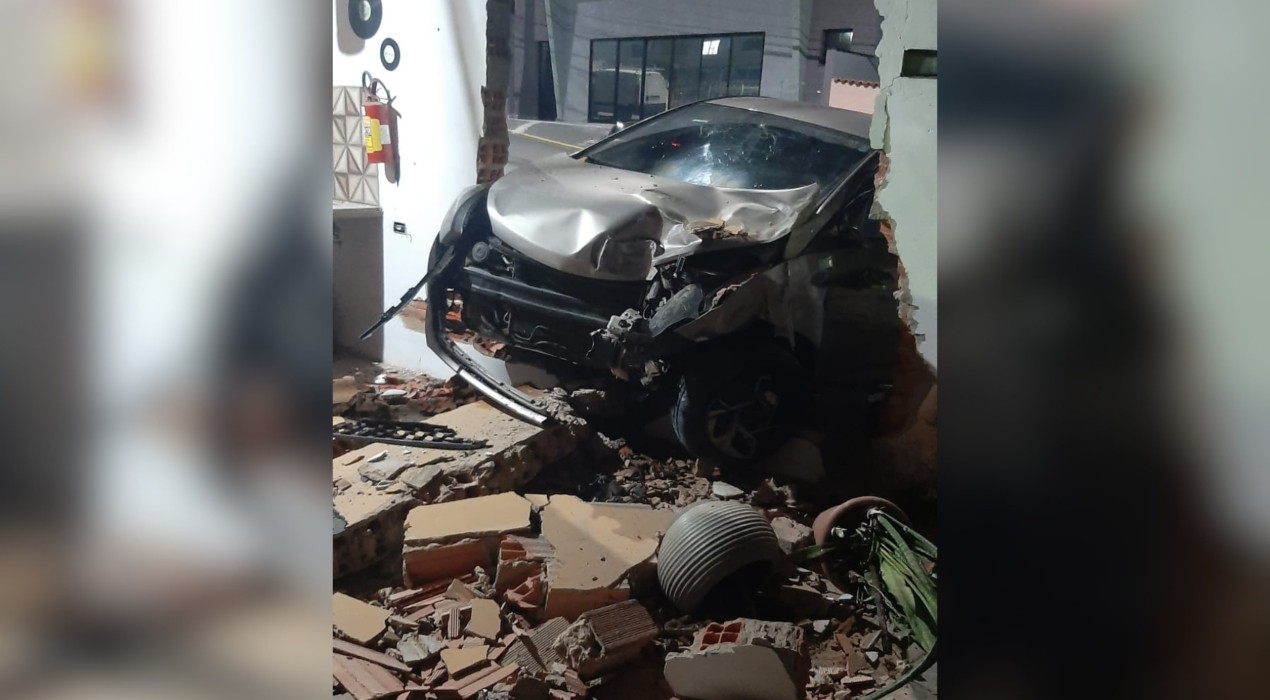 VÍDEO: motorista dorme ao volante e invade casa com carro em Votorantim