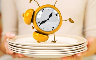 Comer tarde da noite faz mal à saúde? Veja o que dizem os especialistas