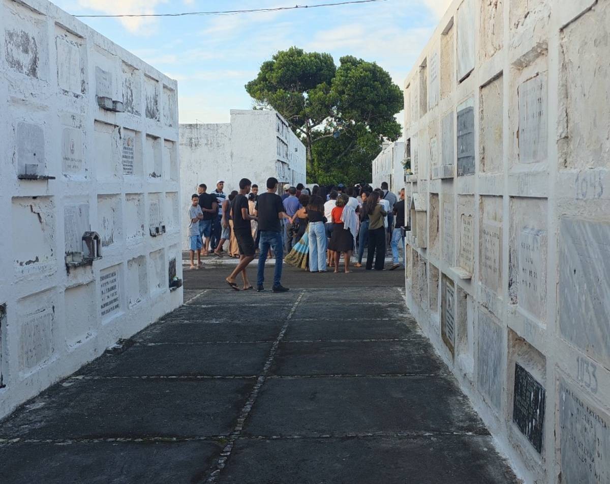 Bebê de um ano que morreu ao ser baleado em colo de homem é sepultado na Bahia