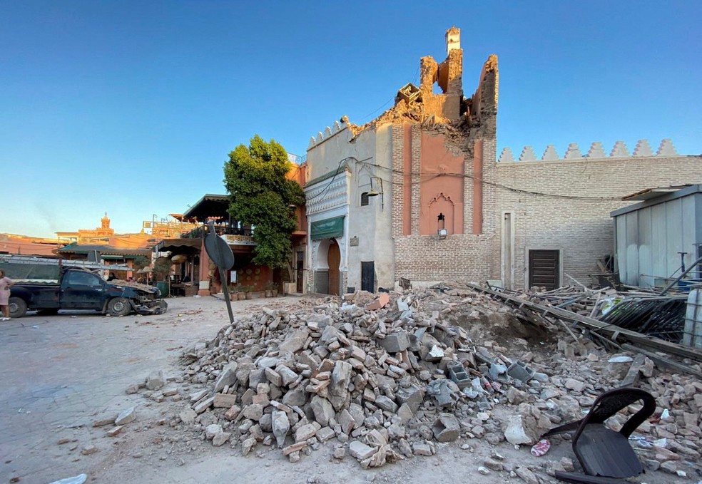 Vista dos danos causando em antiga mesquita na cidade histórica de Marrakech, após terremoto no Marrocos — Foto: Abdelhak Balhaki/ via REUTERS