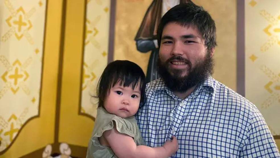 Theodore — que até recentemente rejeitava toda religião, e agora se converteu — levanta pesos três vezes por semana com o padre Moses — Foto: BBC