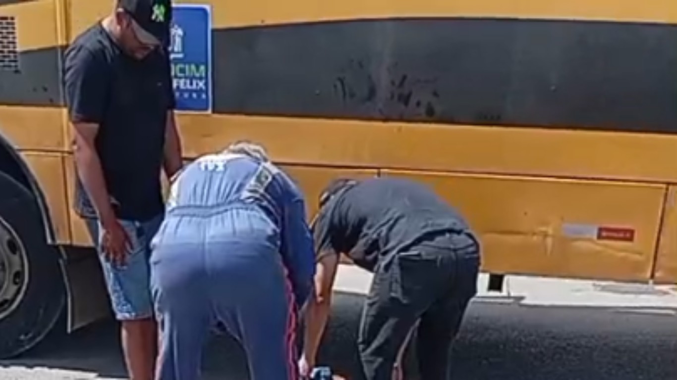 Idoso é atropelado por ônibus e tem pernas dilaceradas em Camocim de São Félix; VÍDEO