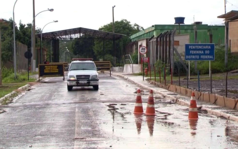 Fachada da Penitenciária Feminina do DF, conhecida como Colmeia — Foto: TV Globo/Reprodução