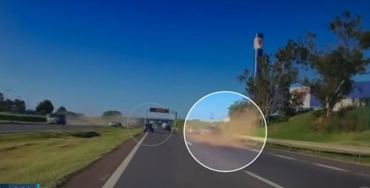 Vídeo flagra momento em que roda de caminhão se solta e pneu atinge carro em rodovia de Piracicaba