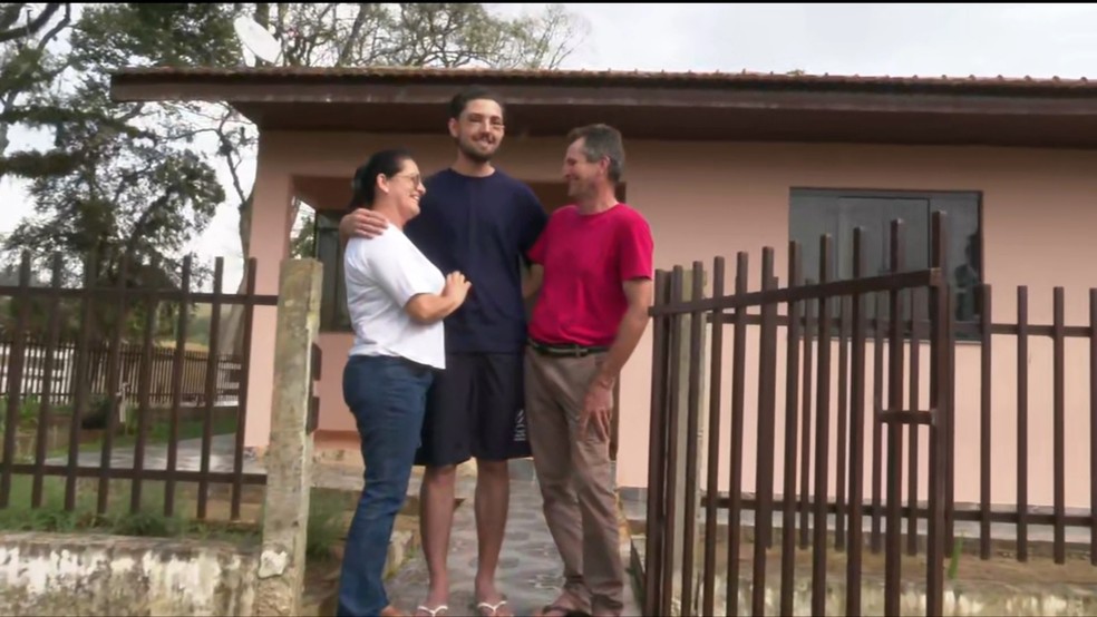 João Pereira recebeu alta e já está em casa com a mãe e o padrasto — Foto: RPC