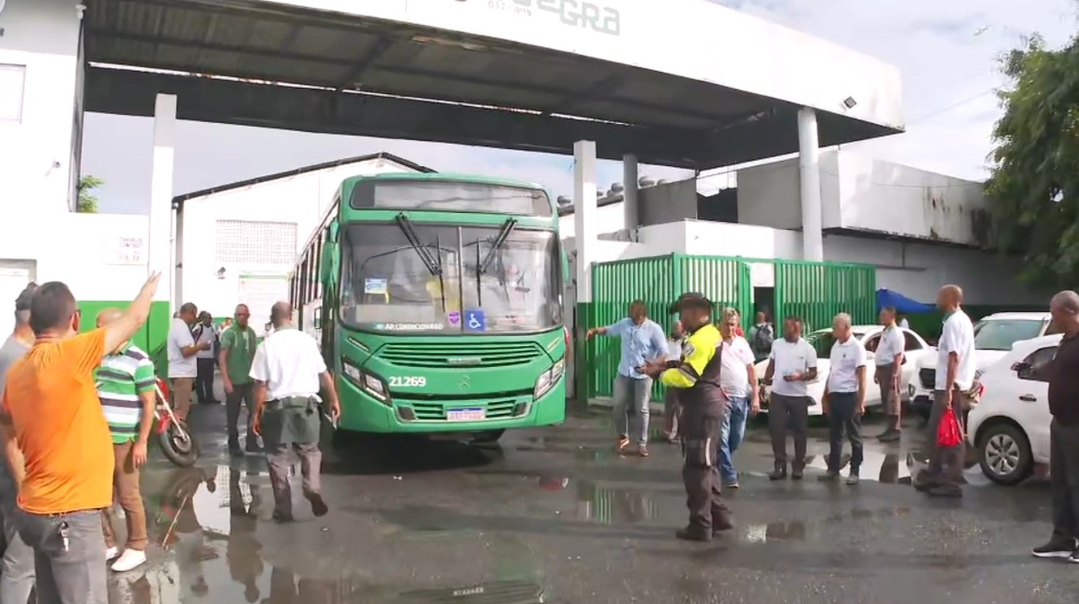 Após 4h de atraso, ônibus saem de garagem em Salvador; medida fez parte de paralisação de rodoviários contra assédio