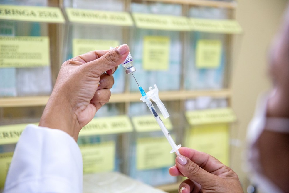 Profissional da saúde prepara vacina contra Covid para aplicação — Foto: Divulgação/Semsa