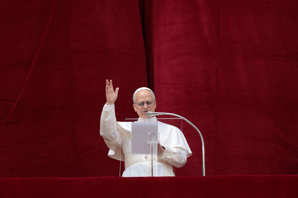 O papa Leão XIV durante a oração Regina Caeli na Praça de São Pedro, no Vaticano, no dia 11 de maio de 2025 — Foto: Remo Casilli/Reuters