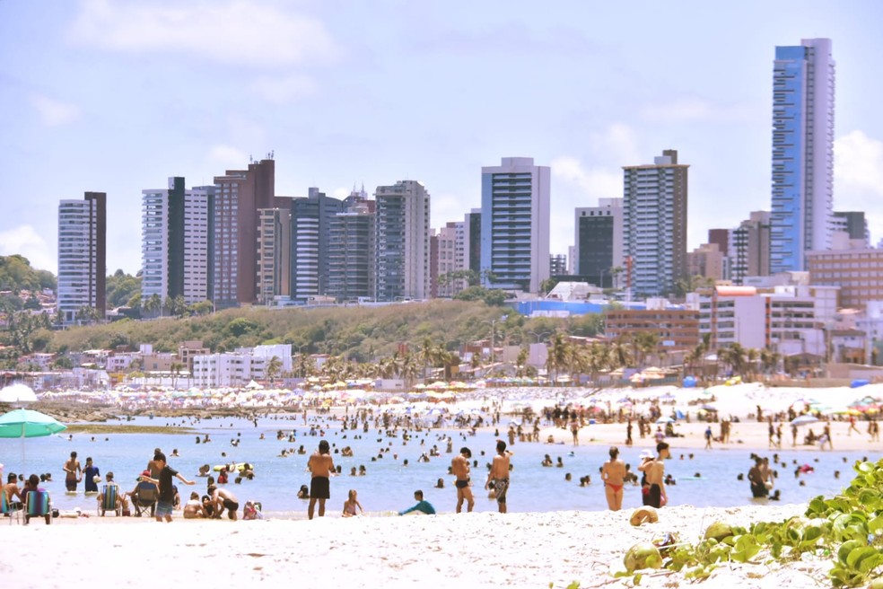 Domingo (5) de praias urbanas lotadas em Natal — Foto: Pedro Vitorino
