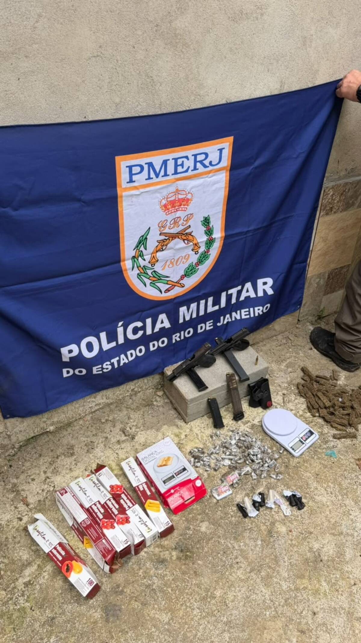 Dois adolescentes são apreendidos com pistolas e drogas em Resende