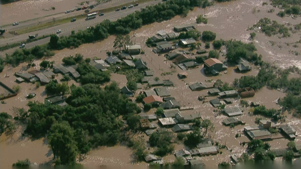 Canoas alagada durante enchente no Rio Grande do Sul — Foto: Globo/Reprodução
