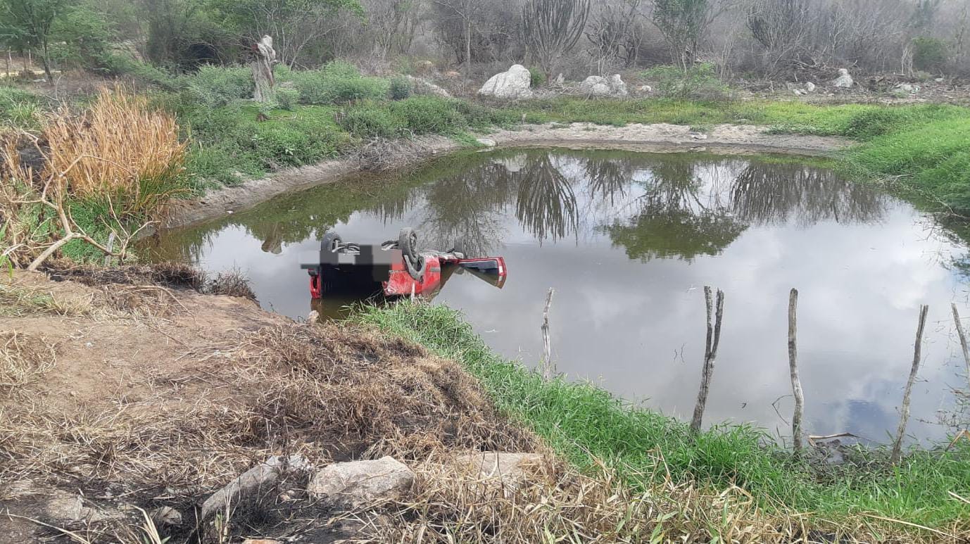 Homem é encontrado morto após carro capotar e cair em açude na BR-232, em Caruaru; VÍDEO