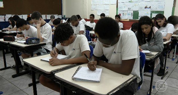 Lei que proibiu celulares nas escolas do Rio gera melhora no aprendizado, aponta Stanford