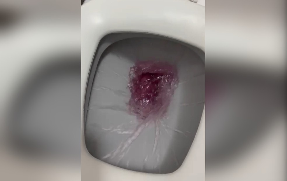 Água com coloração rosa preocupa moradores de Itu (SP) — Foto: Arquivo Pessoal