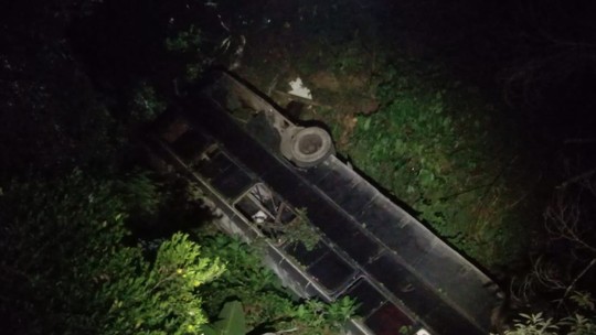 Uma pessoa morre e outras três ficam feridas após ônibus cair em ribanceira, em Rio Branco do Sul