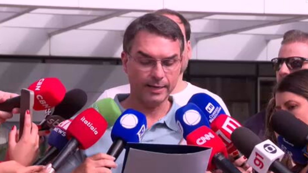 Flávio Bolsonaro lê carta escrita pelo pai antes de cirurgia — Foto: Reprodução