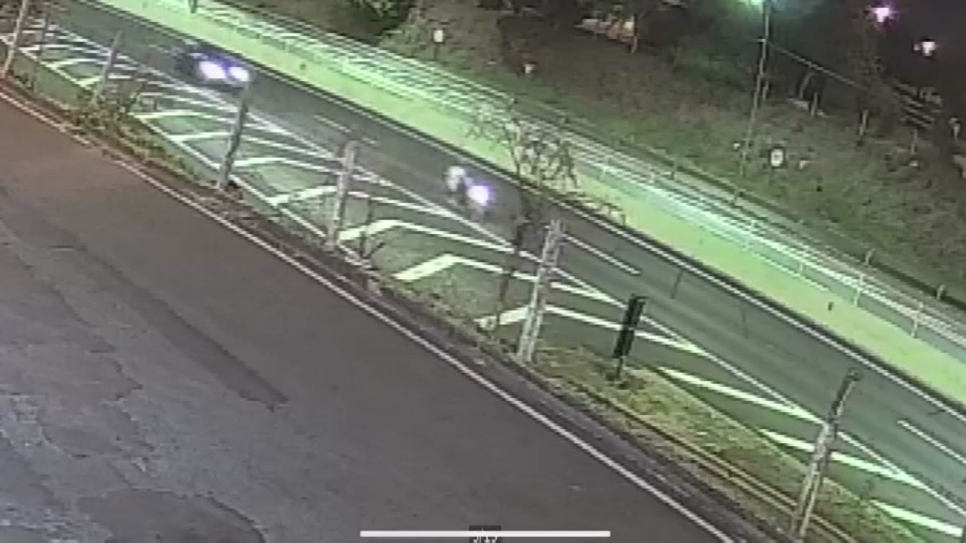 Motorista de carro atinge moto com tio e sobrinho, e foge em rodovia de Franca, SP; VÍDEO