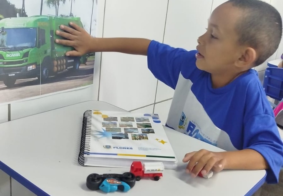 Levi sabe os dias que o carro passa e conhece os modelos de veículos de diferentes cidades. — Foto: Arquivo pessoal