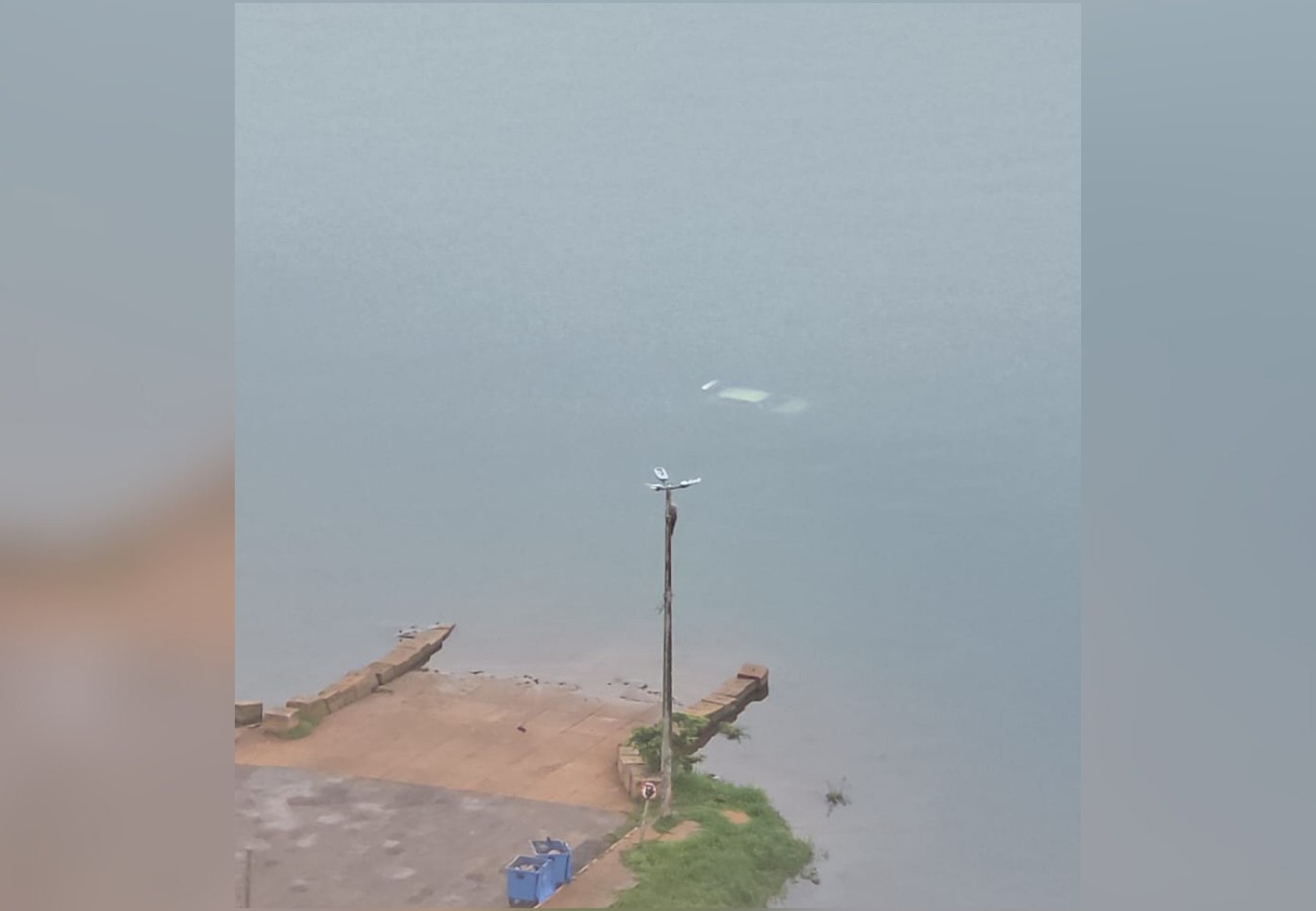 Carro afunda no lago de Palmas após avançar por píer na Praia da Graciosa