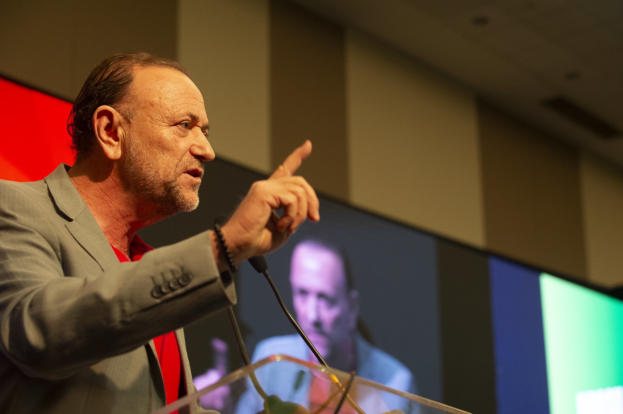 Diálogo com partidos do Centrão 'não é contraditório', diz presidente do PT