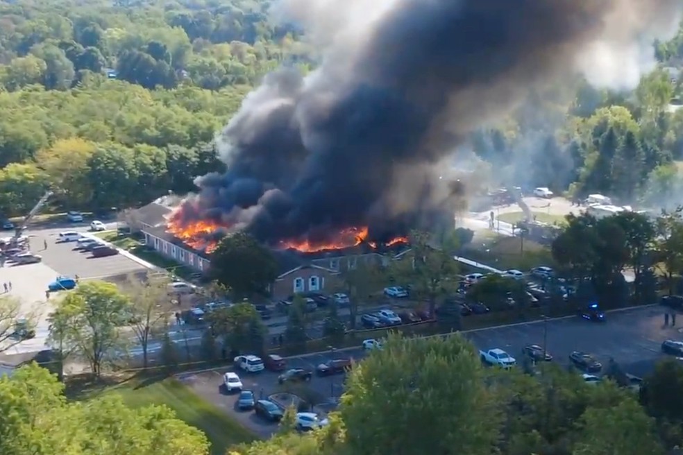 Igreja mórmon pega fogo após tiroteio em Michigan, nos EUA — Foto: Associated Press