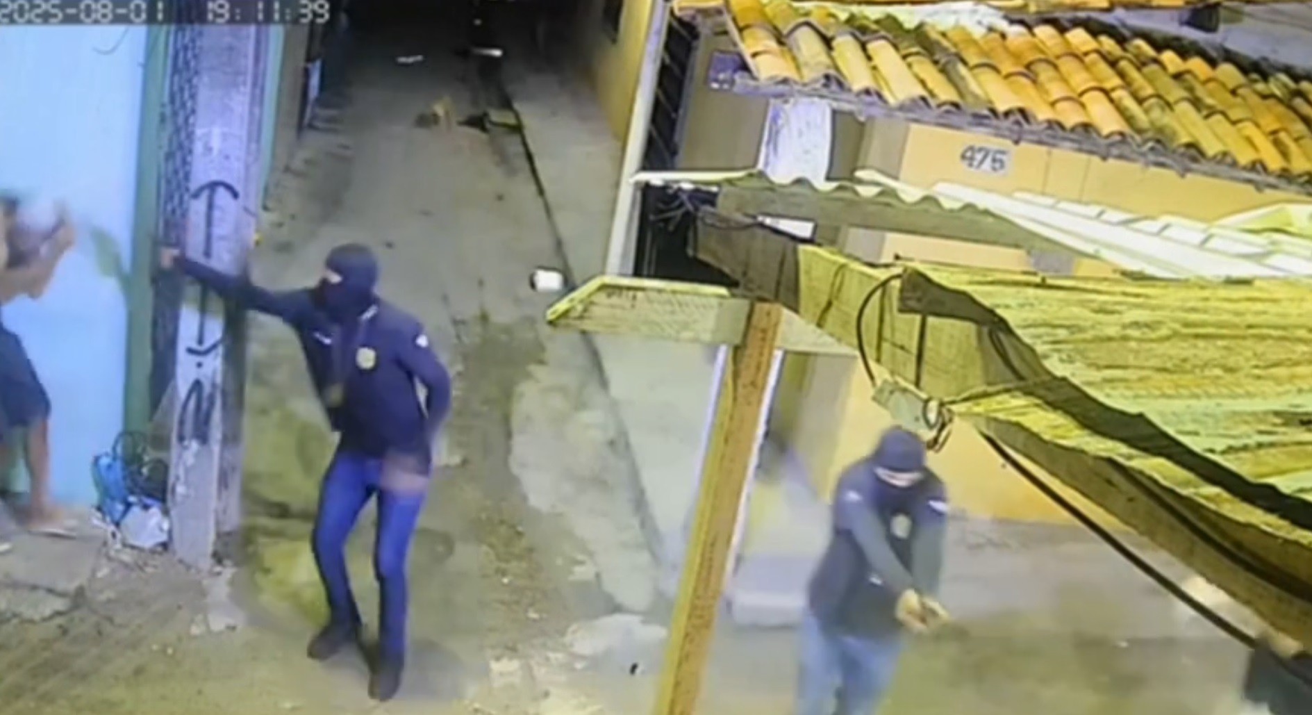 Vídeo: Criminosos com blusas da Polícia Civil matam homem em Fortaleza