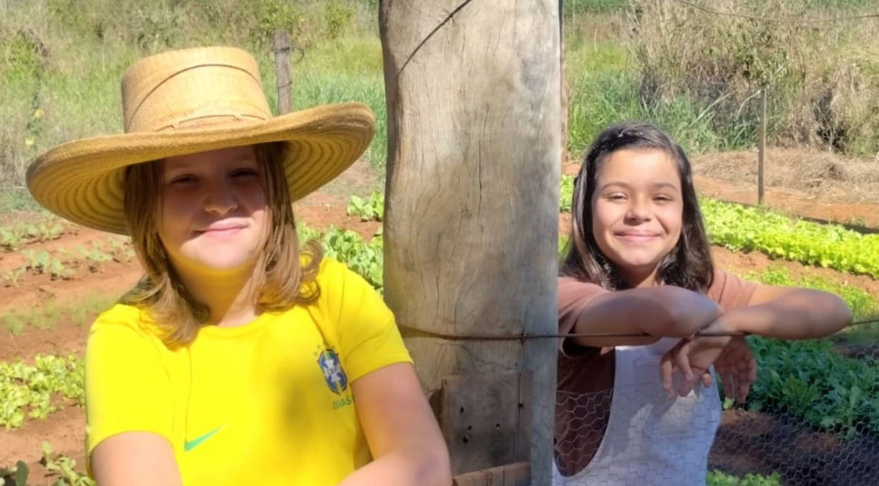 Irmãs transformam sítio da família em horta com ajuda dos pais e aprendem sobre cultivo e educação financeira