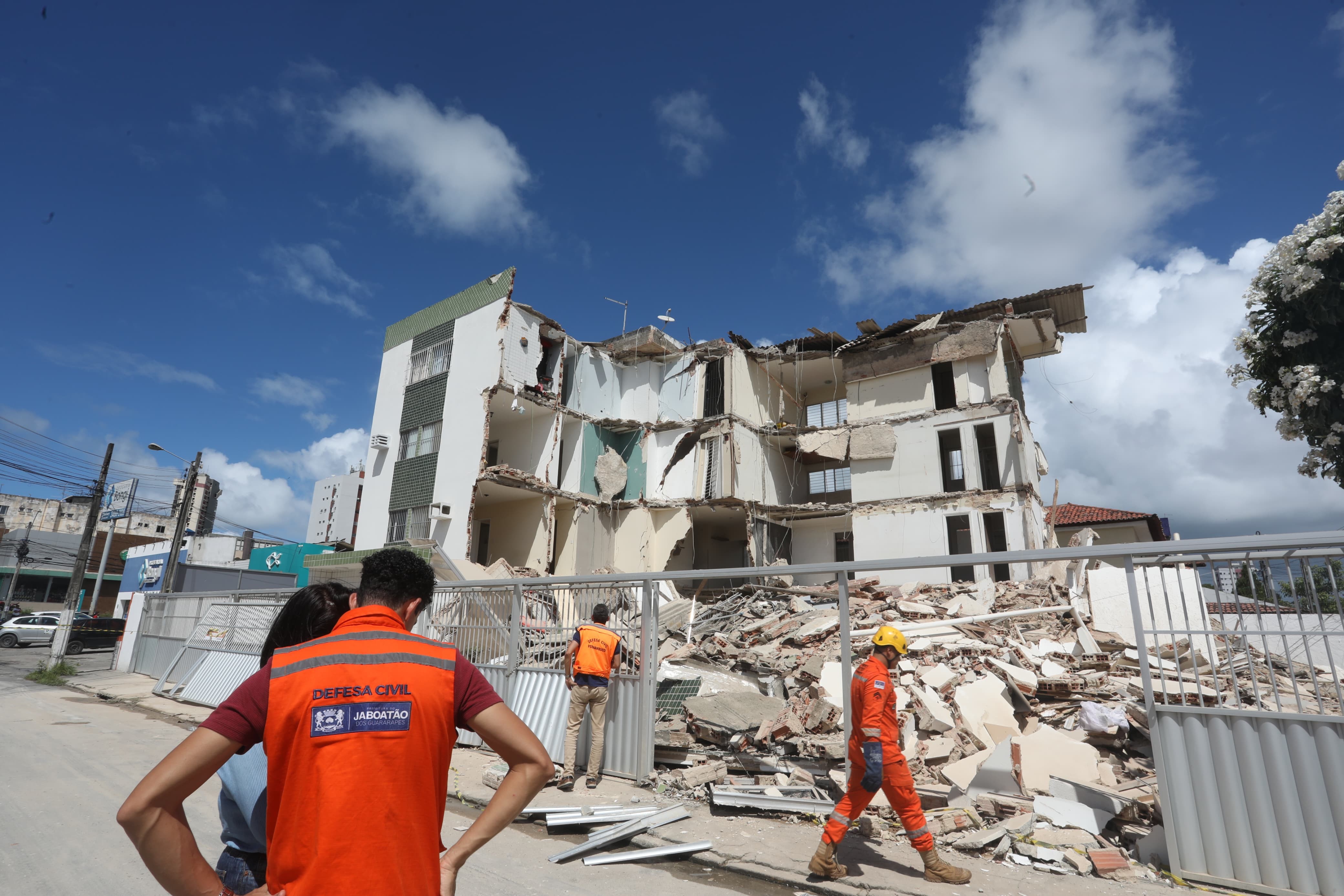 Ao menos quatro apartamentos de prédio que desabou no Grande Recife passaram por reformas estruturais sem laudo de engenharia, diz Crea
