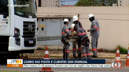 Moradores ficam sem energia após motorista derrubar poste de energia na Avenida LO-09