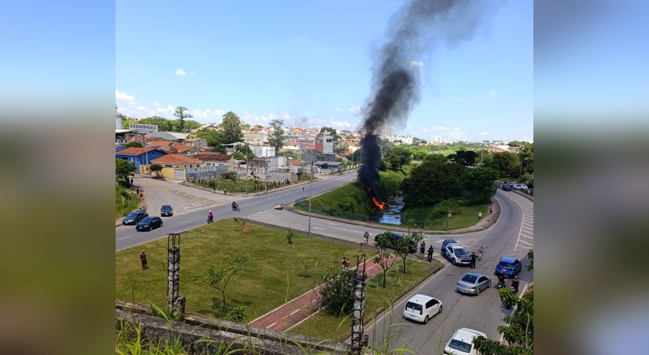 Vazamento de combustível causa incêndio em rede de esgoto e interdita avenida em Sorocaba