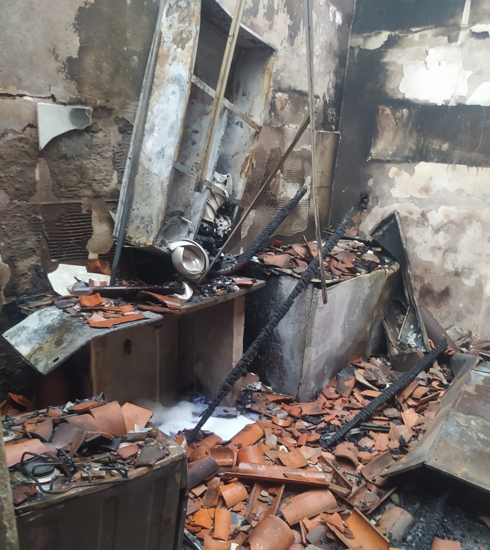 Casa pega fogo no bairro do João Paulo em São Luís; veja imagens — Foto: Divulgação/CBMMA