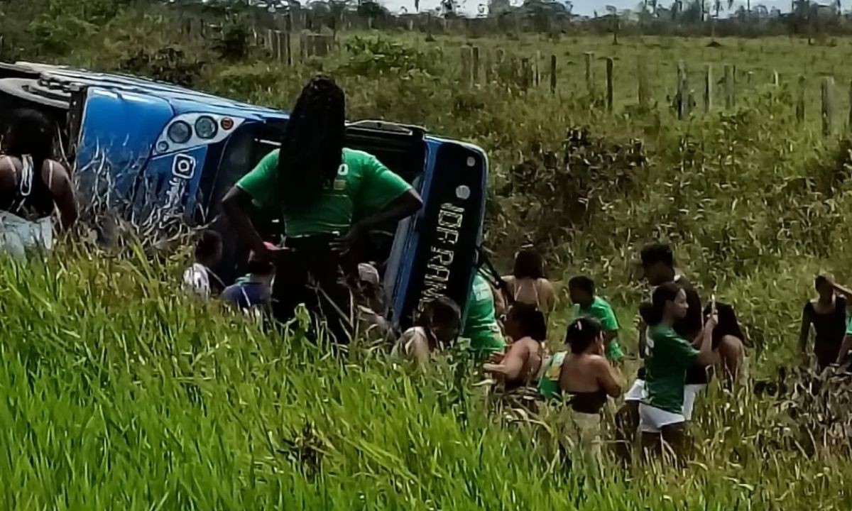 Ônibus tomba e passageiros ficam feridos em rodovia na Bahia 