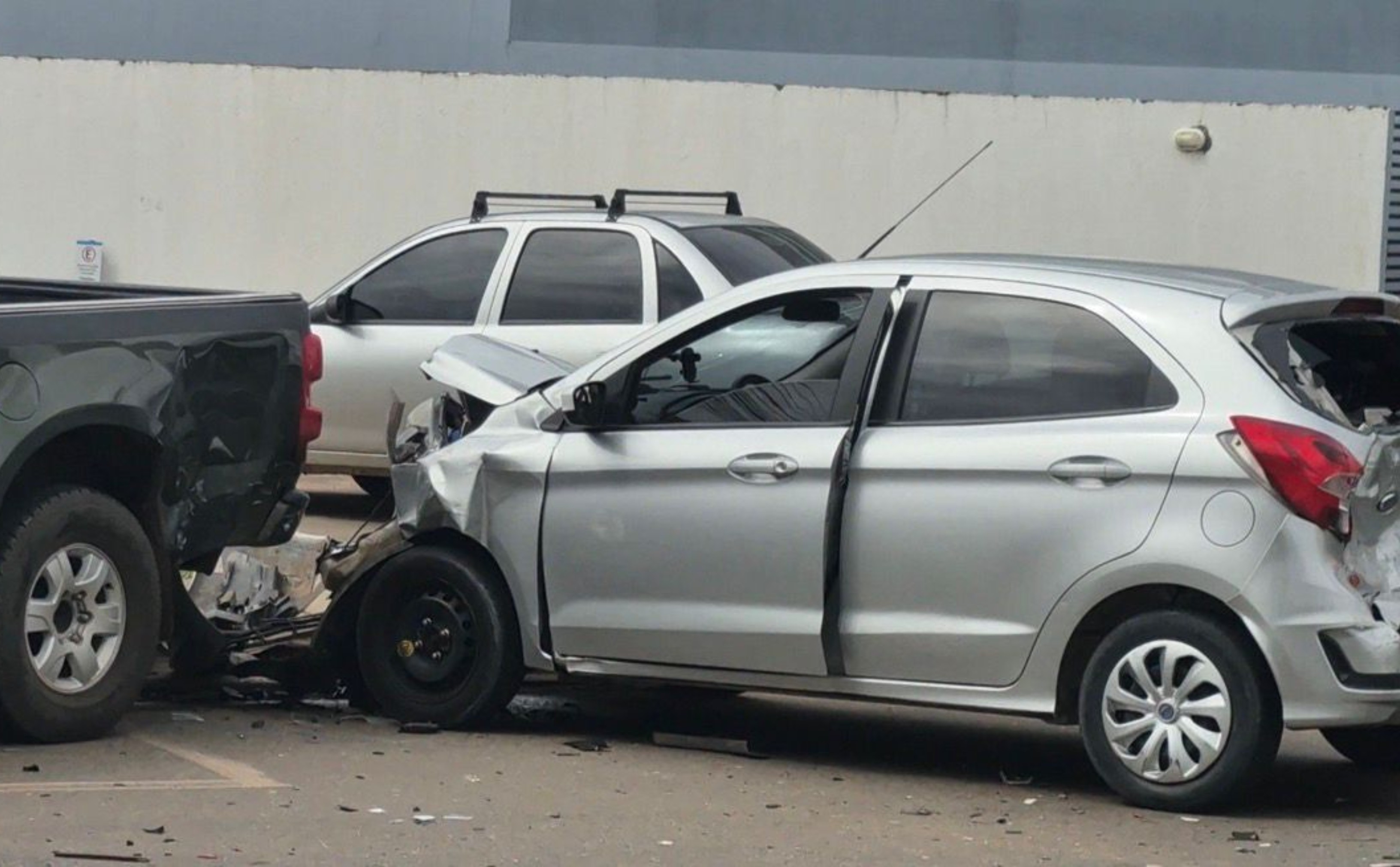 Mulher sofre mal súbito e provoca engavetamento entre seis carros em Boa Vista
