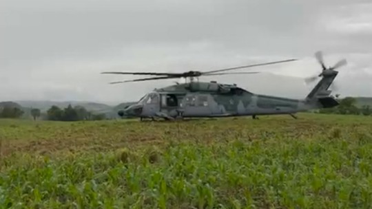 Helicóptero da FAB faz pouso de emergência em plantação de milho; VÍDEO