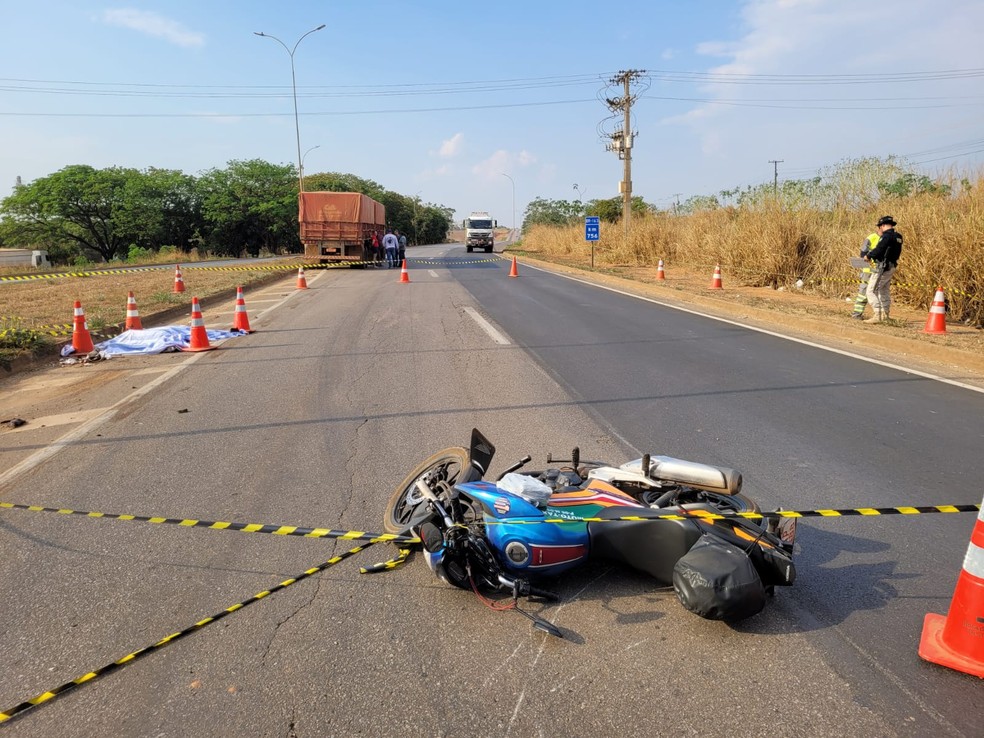 Motoqueiro morre esmagado por caminhão em rodovia de MT — Foto: Maycon Oliveira